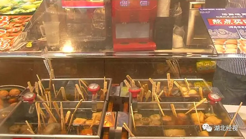 武漢這家知名便利店竟賣過期蝦餃，員工不滿向媒體舉報