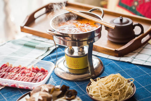  熊貓豆腐、臭豆腐漢堡、咸蛋黃蝦丸…火鍋季，這些新品吸睛又熱賣