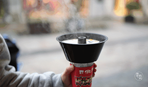 邊走邊吃的火鍋！這個(gè)“新物種”，你get到了嗎？
